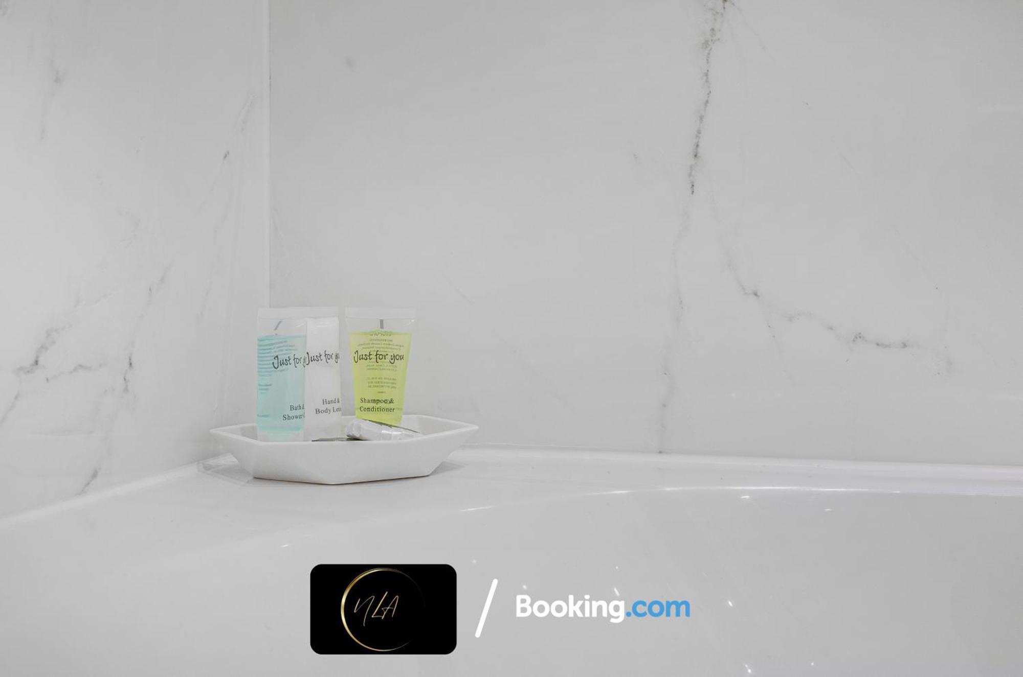 City Centre Apartment With Free Parking, 2 Bathrooms, Netflix And Wifi - Suitable For Contractors And Families - By Noor Luxury Accommodations Birmingham Esterno foto